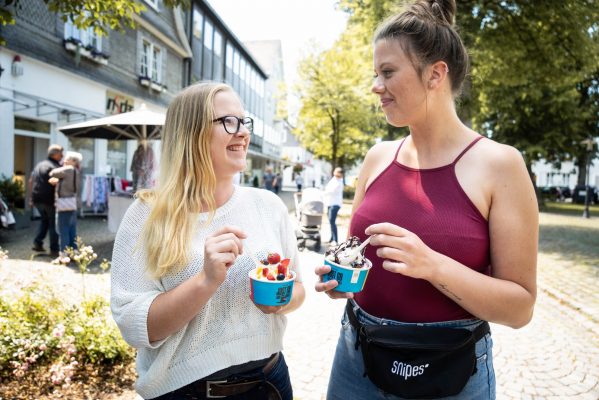 Zwei junge Frauen mit Eisbecher der Toyota Aygo Kampagne