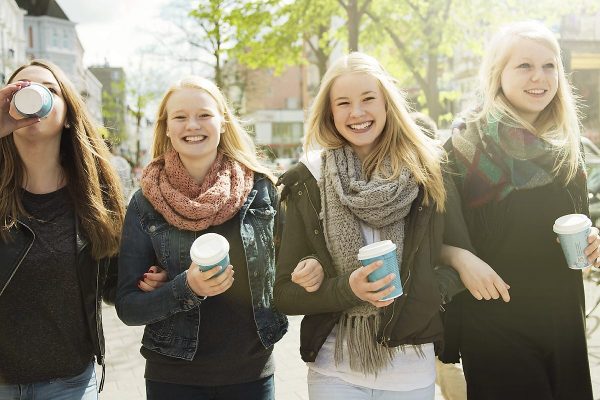 Vier Mädchen mit Coffee to Go Bechern von AD2GO
